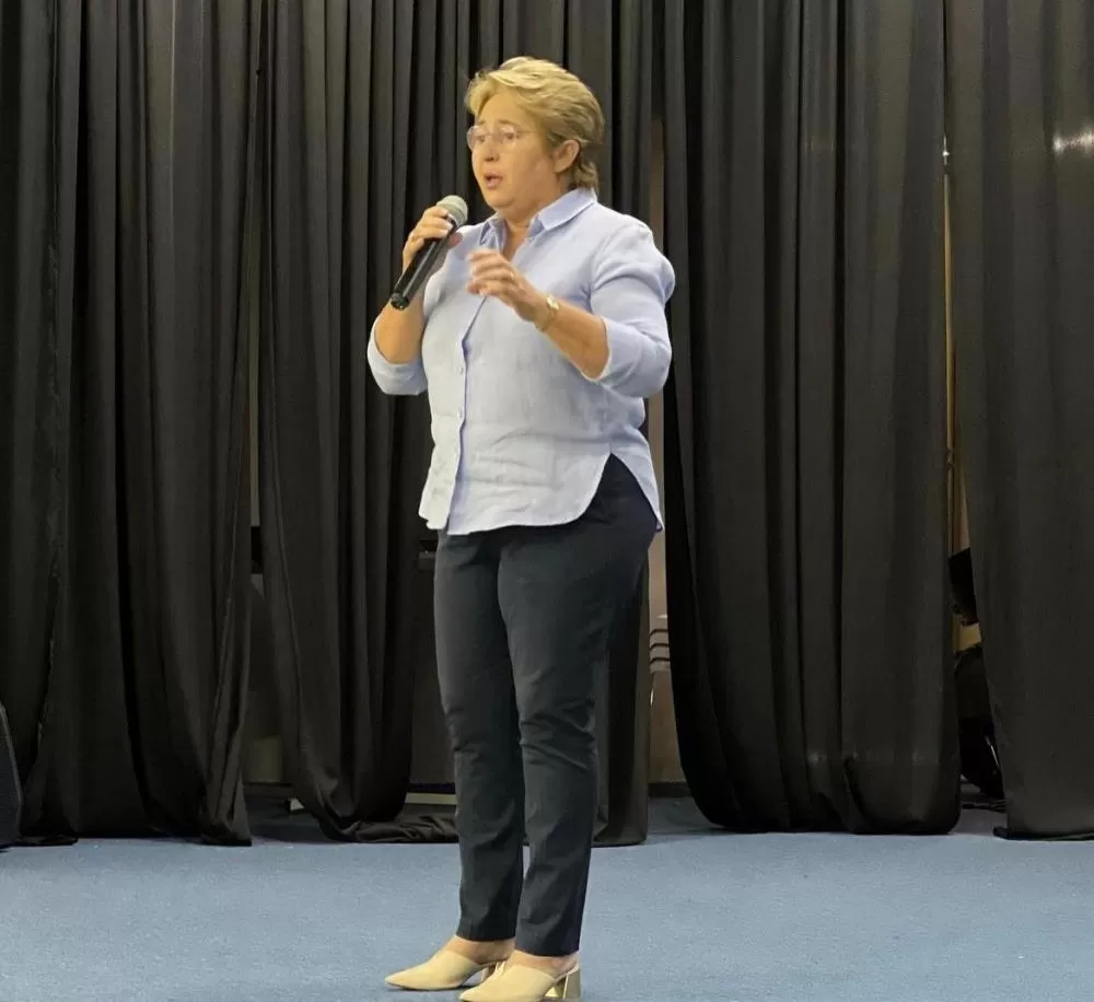 Prefeita Leninha Romão durante reunião (Foto: Instagram)
