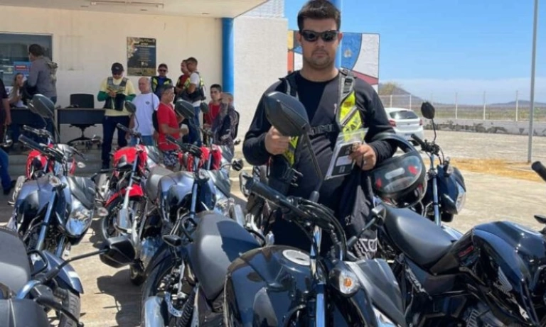 Deputado estadual Chico Mendes participa da entrega de motos aos mototaxistas em Cajazeiras