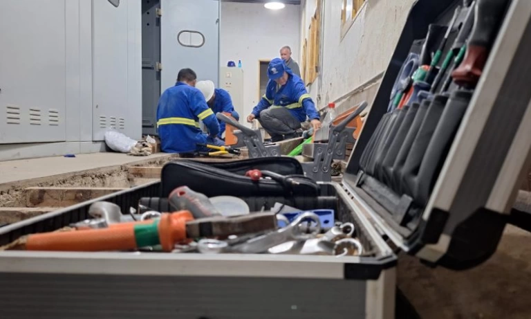 Técnicos em manutenção da CAGEPA (Foto: Divulgação)