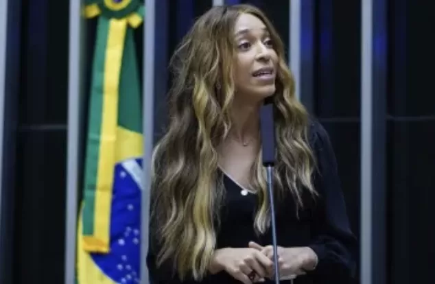 Fim da escala 6×1: deputada diz ter alcançado assinaturas suficientes para protocolar PEC