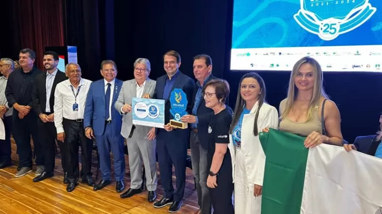 Prefeito Bal Lins recebe Troféu Selo UNICEF (Foto: Divulgação)