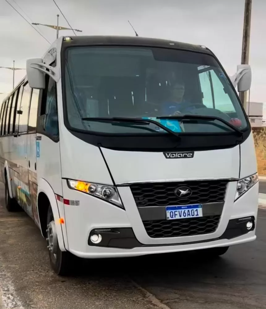 Ônibus adquirido pela prefeitura de Uiraúna (Foto: Divulgação)