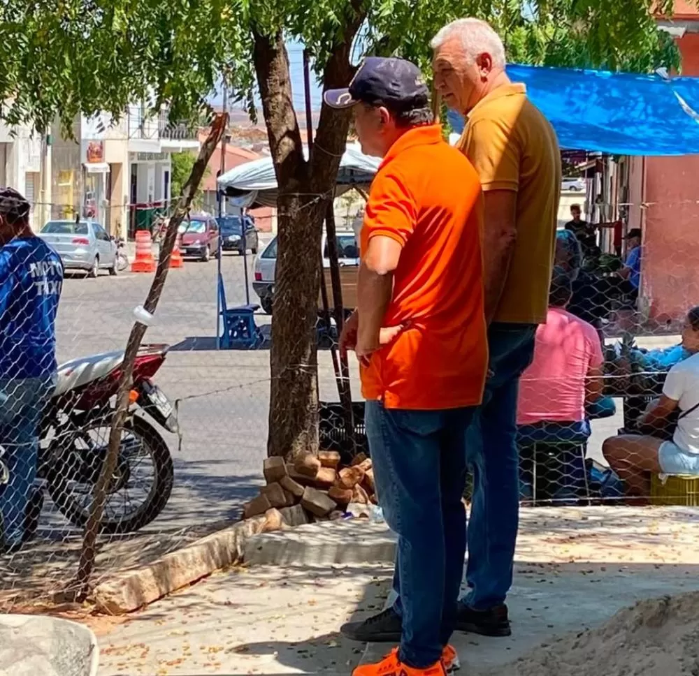 Ao lado do prefeito Dr. George, presidente da Câmara Itamar Mendes vistoria detalhes finais da construção do Centro Administrativo do poder legislativo do Barro