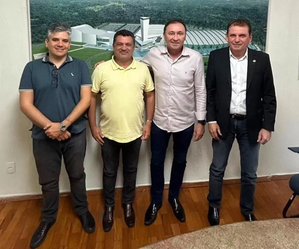 Acompanhado do deputado Chico Mendes, prefeito Luiz Claudino participa de audiências com secretários do governo de João Azevêdo