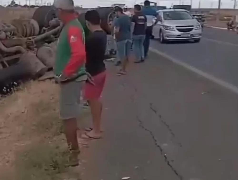 Caminhão carregado de cocos tomba na BR-230 (Foto: Divulgação)