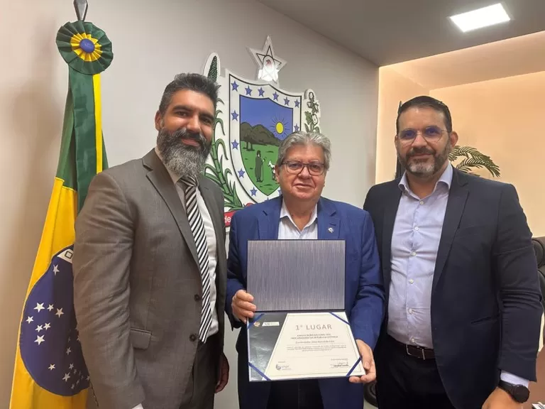 Governador João Azevêdo recebe premiação da Associação Nacional dos Procuradores da República (Foto: Divulgação/Governo da Paraíba)