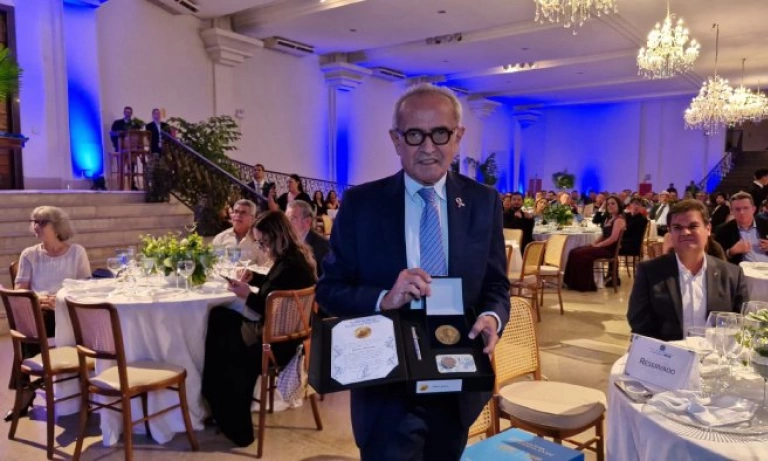 Medalha de Mérito Previdenciário Eloy Chaves ao prefeito Cícero Lucena (Foto: Reprodução)