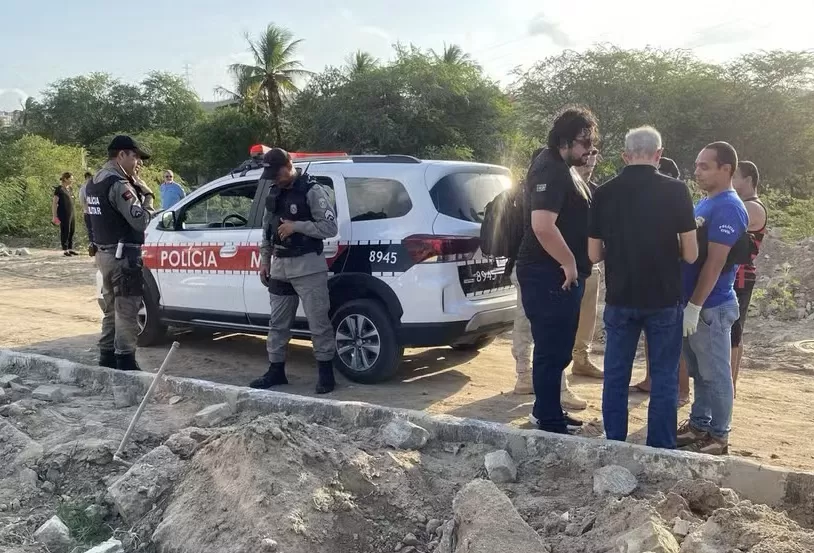 Polícia Militar foi acionada após testemunha encontrar corpo de bebê em Campina Grande (Foto: TV Paraíba/Geraldo Jerônimo)
