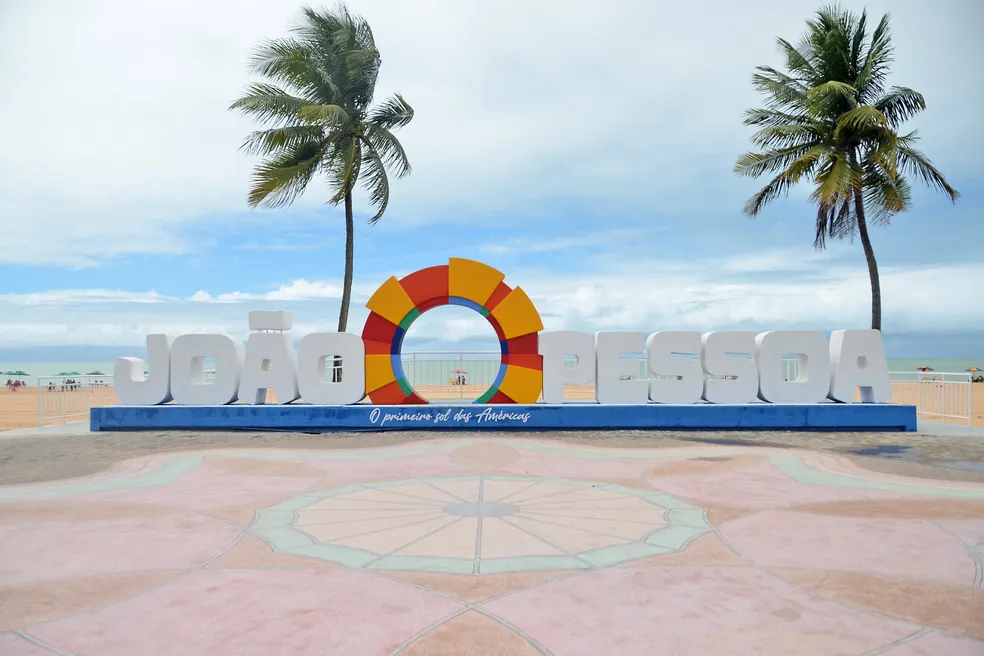 Letreiro “João Pessoa”, instalado em 2021 no calçadão da praia de Cabo Branco, ao lado do busto de Tamandaré, tem uma marca que simboliza o sol ao centro das duas palavras (Foto: Dayse Euzébio/Secom-JP)