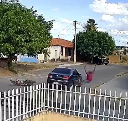 O acidante aconteceu na rua Agostinho Xavier, na subida para o hospital Santo Antonio, no Barro