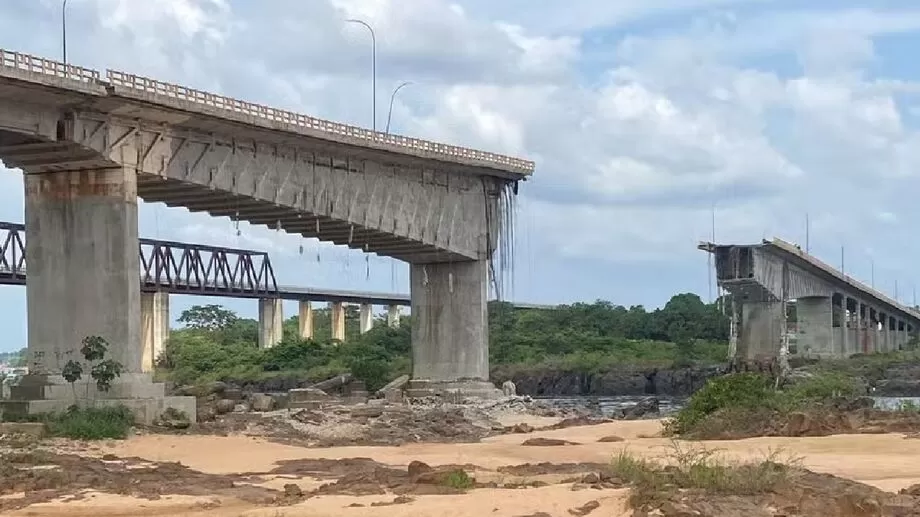 Imagens feitas com celular captaram o momento da queda da ponte e a situação pós-desabamento