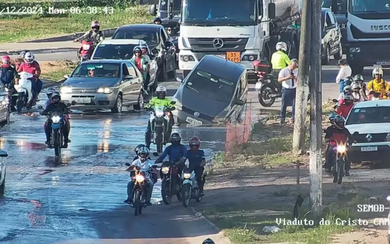 Veículo cai em cratera (Foto: Reprodução/Semob-JP)