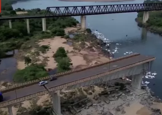 Desabamento parcial da ponte que liga as cidades de Aguiarnópolis (TO) e Estreito (MA), na BR-226 (Foto: Instagram/@vshenrique)