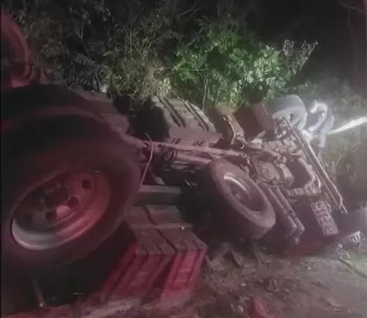 Caminhão com carga de tijolos tem falha mecânica, tomba e motorista morre, no Brejo da PB (Foto: Reprodução/TV Paraíba)
