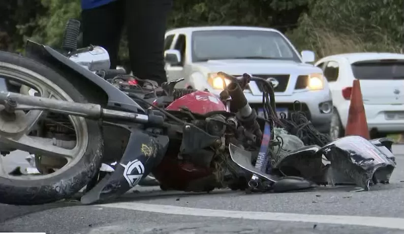 Acidente de moto, em João Pessoa (Foto: Reprodução/TV Cabo Branco)