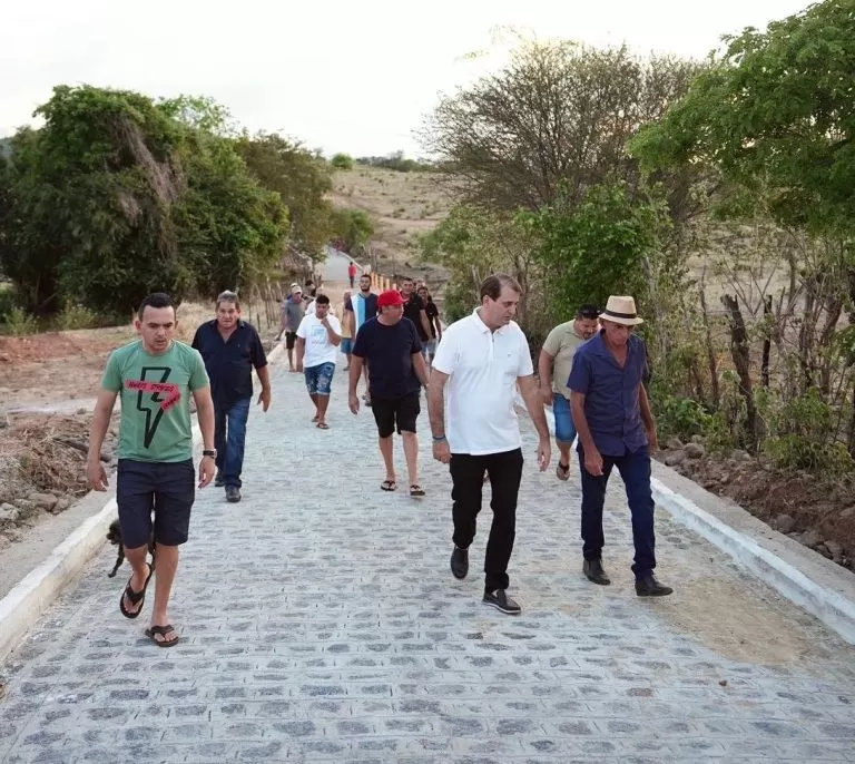Bal Lins entrega obra de pavimentação (Foto: Divulgação)