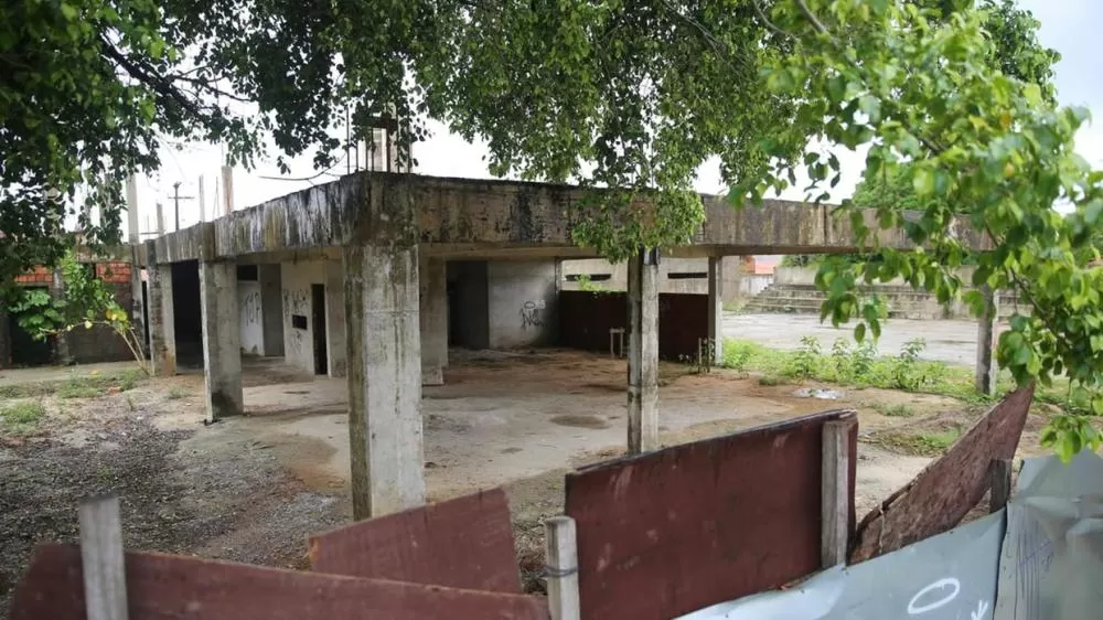 Parte das obras tem apenas o esqueleto iniciado, como esta no Jangurussu, em Fortaleza Foto: Fabiane de Paula 