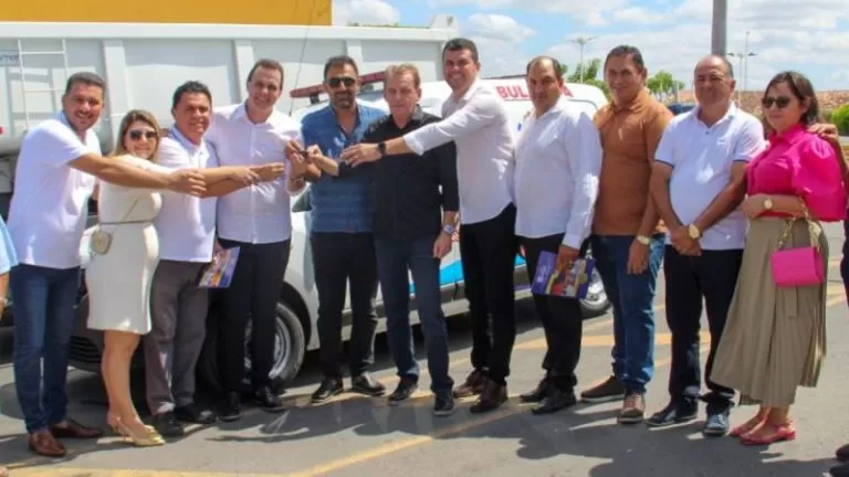 Deputado Chico Mendes entrega ambulância que beneficiará comunidades de Triunfo