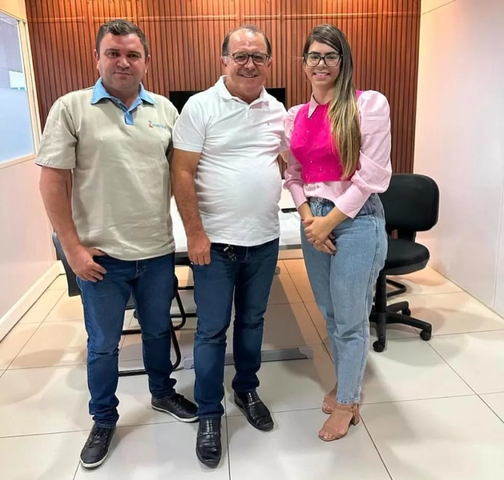 Prefeito Ceninha Lucena ao lado dos representantes da Energisa (Foto: Instagram)