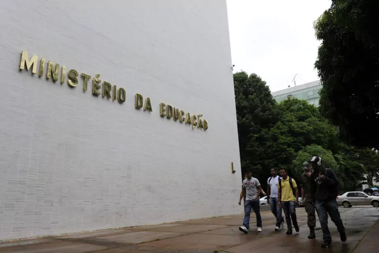 MEC anuncia bolsa de R$ 1.050 para estudantes de licenciatura