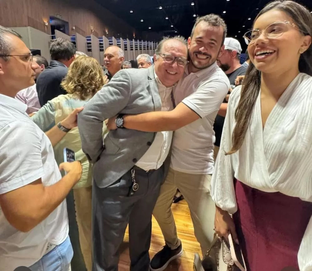 Prefeitos Vicente Neto e Ceninha festejam o anúncio da obra feito pelo governador (Foto: Divulgação) 