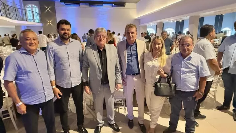 Ao lado do prefeito Alysson e lideranças locais, Chico Mendes comemora anúncio de pavimentação de estradas em Cachoeira dos Índios