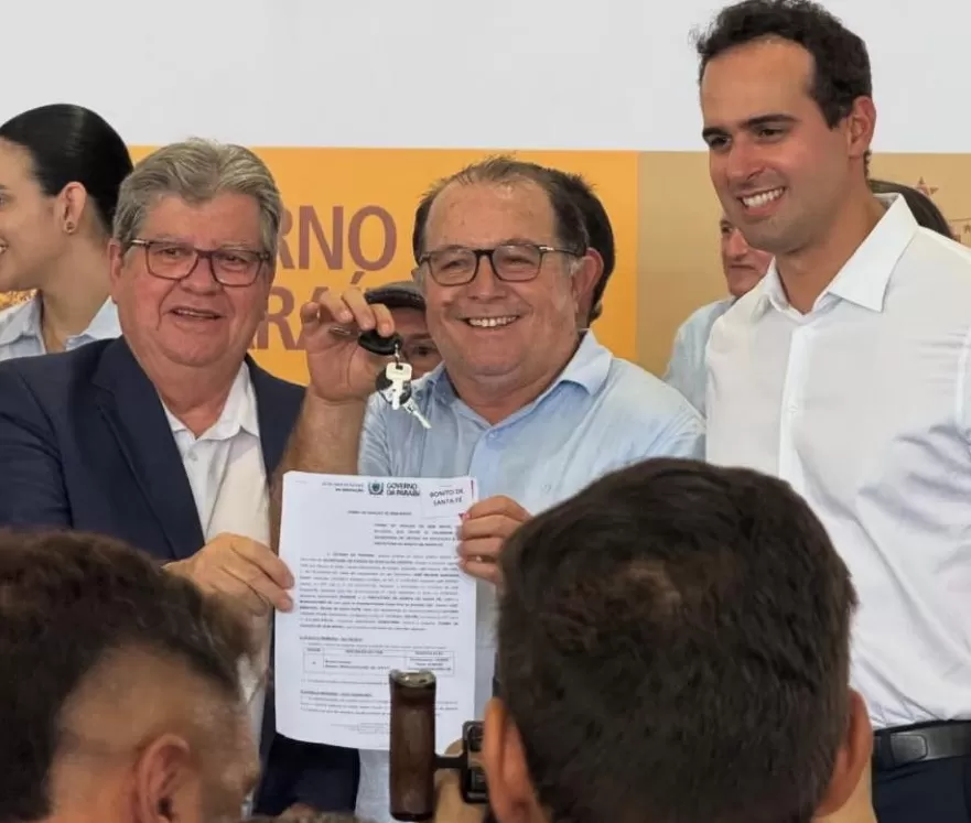 Ceninha Lucena recebe ônibus escolar, reforça a frota municipal e agradece ao governador