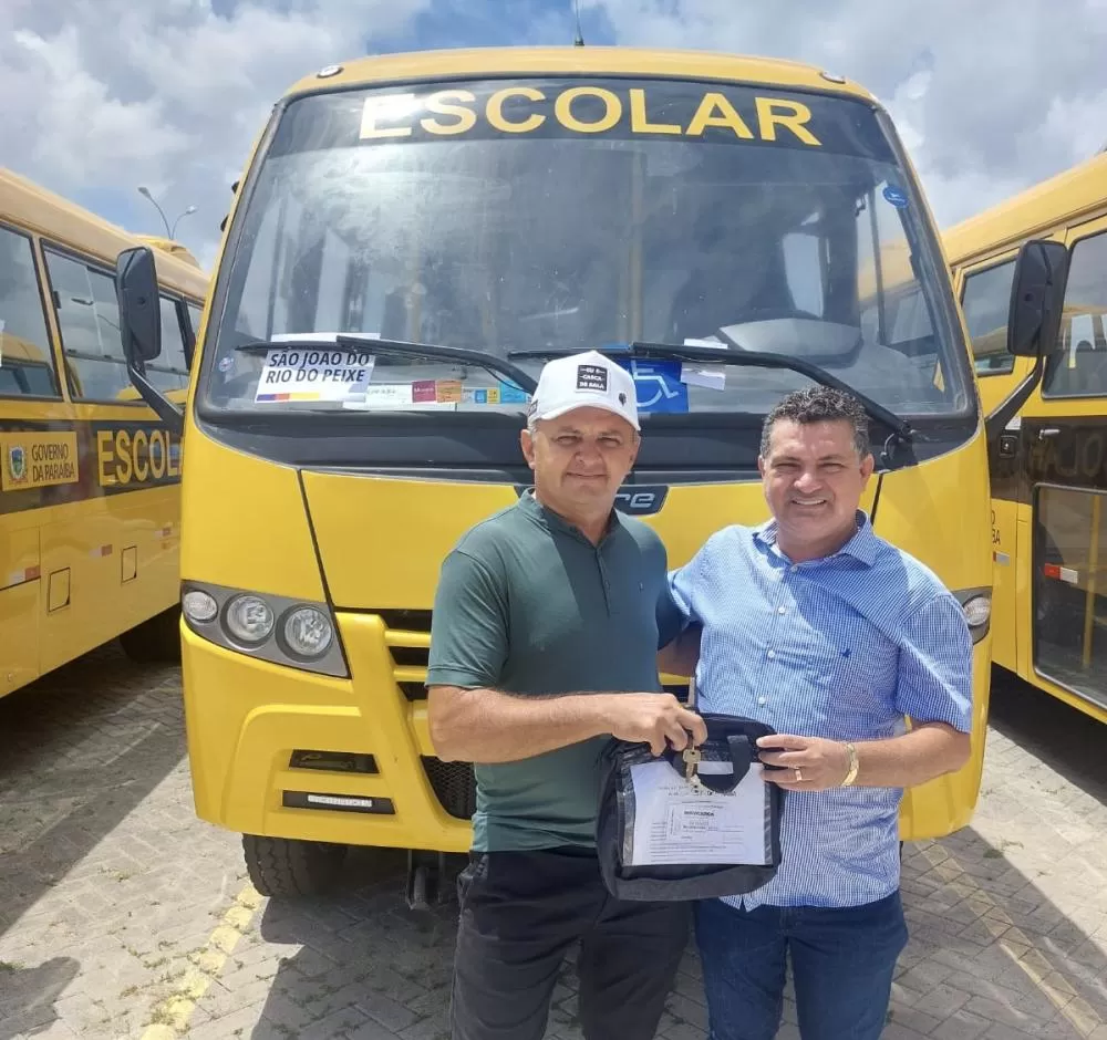 Prefeito Luiz Claudino consegue mais um ônibus escolar junto ao Governo do Estado