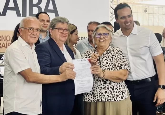 Branco Mendes celebra conquista de novos ônibus escolares (Foto: Divulgação)