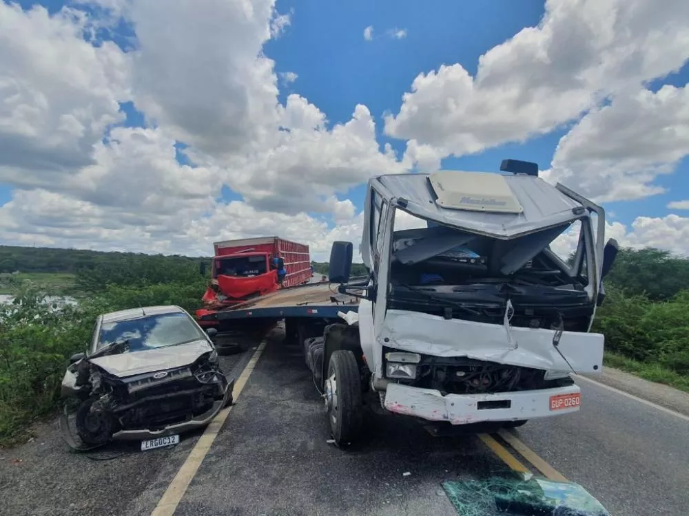 Colisão envolvendo cinco veículos deixa feridos na BR-230, no Sertão da Paraíba