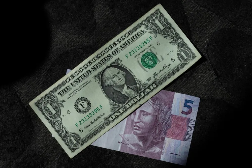 Real lidera valorização global e dólar cai para R$ 5,94. Entenda 