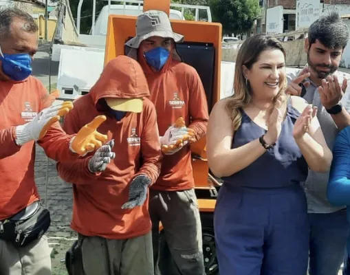 Prefeita Corrinha Delfino entrega máquina trituradora (Foto: Divulgação)