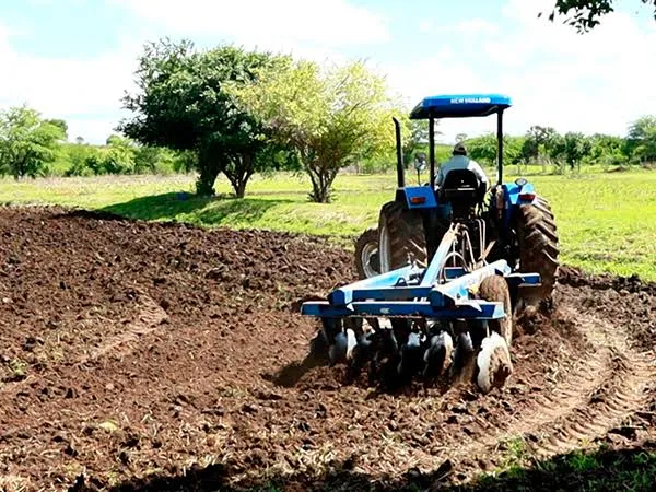 Prefeitura Municipal de São João do Rio do Peixe avança com serviços de cortes de terra em benefício dos agricultores