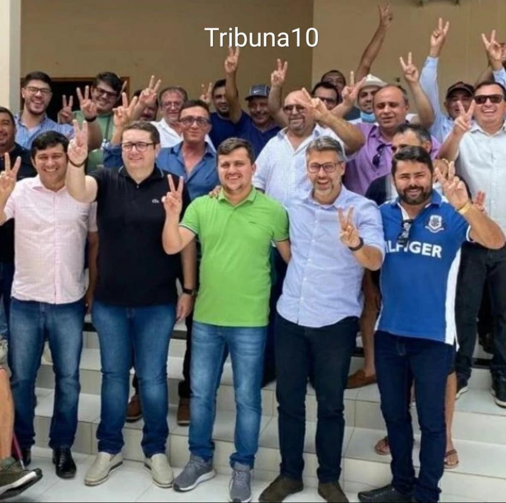 Leonardo gadelha ao lado de apoadores pela Paraíba (Foto: Divulgação) 