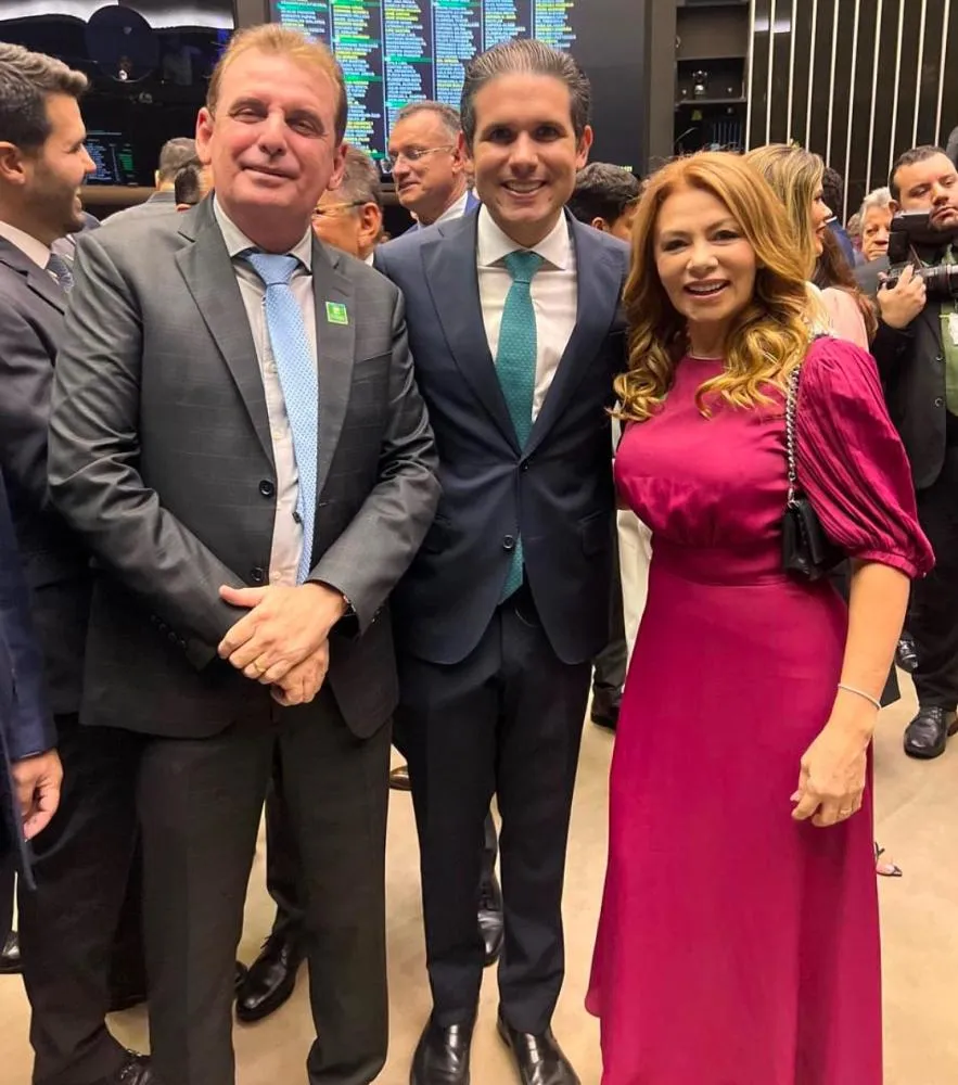 Hugo Motta ao lado de Chico Mendes e de sua esposa, Nil Braz (Foto: Instaagaram)