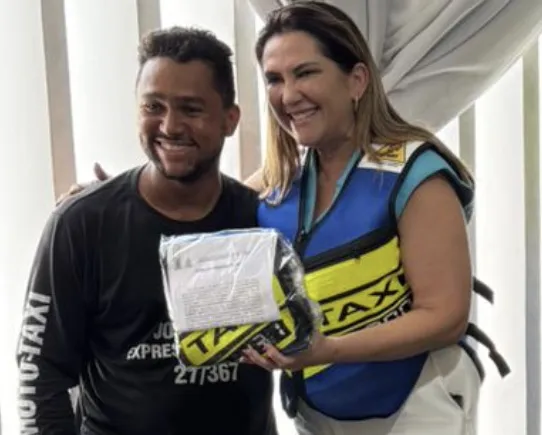 Corrinha Delfino entrega coletes de identificação de mototaxistas (Foto: Divulgação)