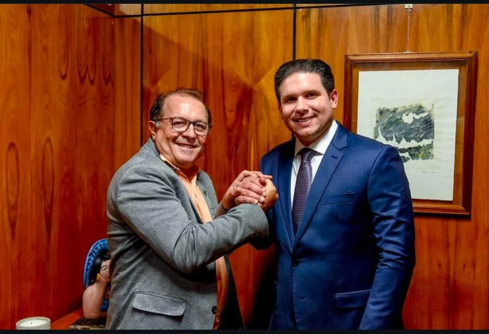 LEGENDA- Prefeito Ceninha Lucena cumprimenta o deputado e presidente da Câmara federal, Hugo Motta