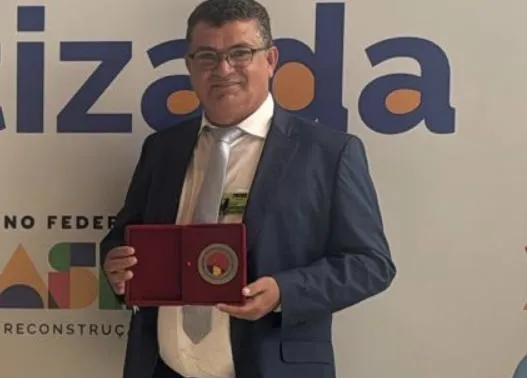 Prefeito de São João do Rio do Peixe, Luiz Claudino, recebe Prêmio Selo Nacional de Compromisso com a Alfabetização