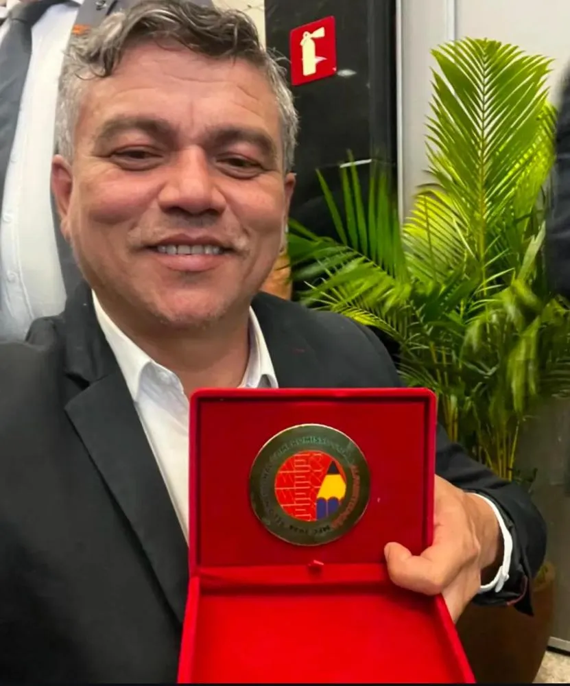 Dr. George recebe Prêmio Selo Nacional Compromisso com a Alfabetização, concedido pelo Ministério da Educação (Foto: Divulgação)