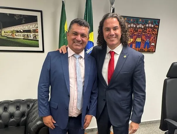 Prefeito Luiz Claudino ao lado do senador Veneziano (Foto: Divulgação)
