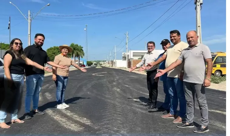 Prefeita Leninha Romão acompanhando às obras de pavimentação (Foto: Divulgação)