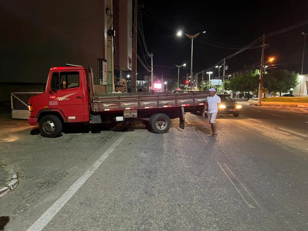 Biz bate em caminhão (Foto: Divulgação)