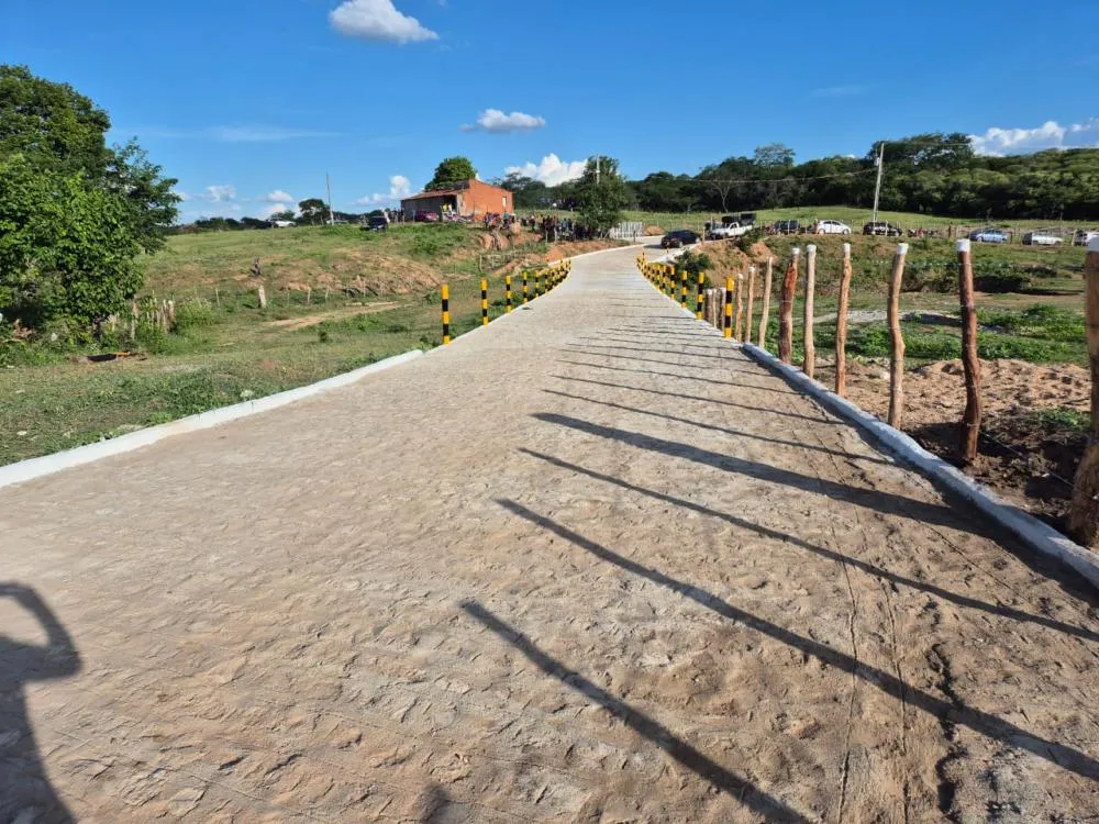 Prefeito Luiz Claudino inaugura passagem molhada (Foto: Divulgação)
