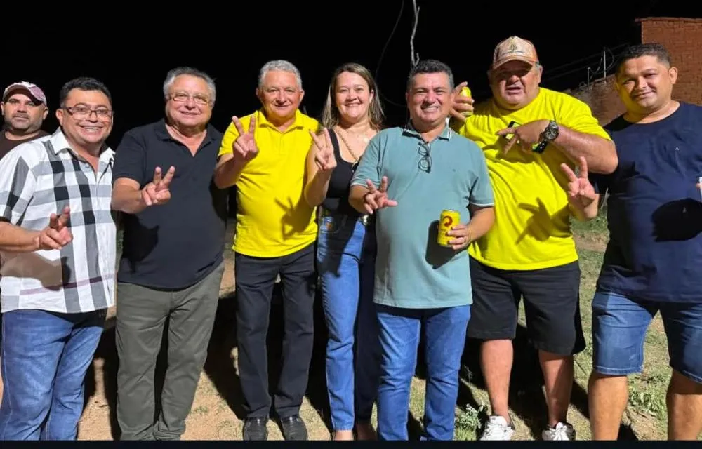 LEGENDA: na foto está o prefeito Luiz Claudino, o suplente de vereador Airton Pires, o vereador Toinho do Gravatá e outros aliados (Foto: Instagram)