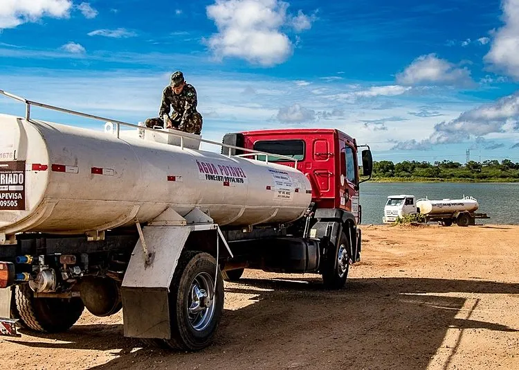 Em vários estados do nordeste houve manifestações de carros pipas pelo atraso no pagamento. 