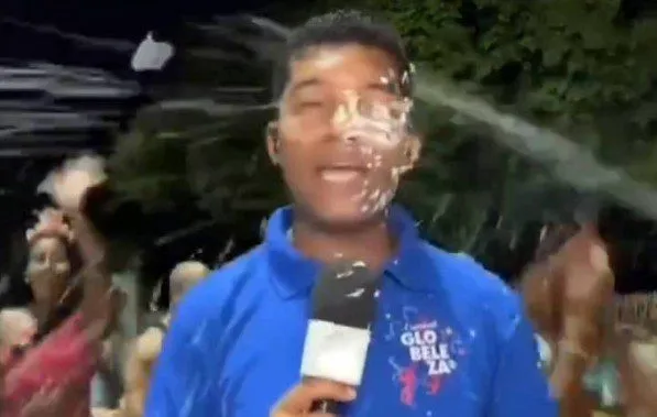 Repórter leva spray de espuma no rosto (Foto: Divulgação/X)