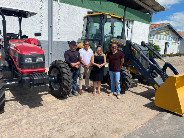 Prefeita Laís Raquel entrega mais um trator e retroescavadeira para a população de Poço de José de Moura