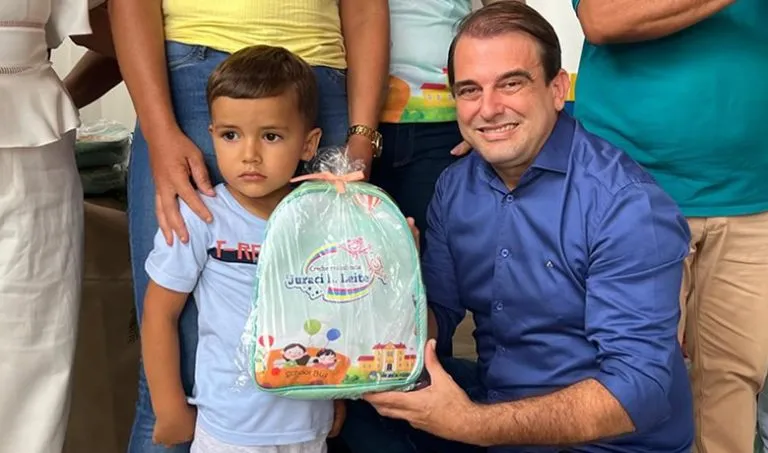 Prefeitura de São José de Piranhas entrega fardamento escolar para 3500 alunos do Sistema Municipal de Ensino