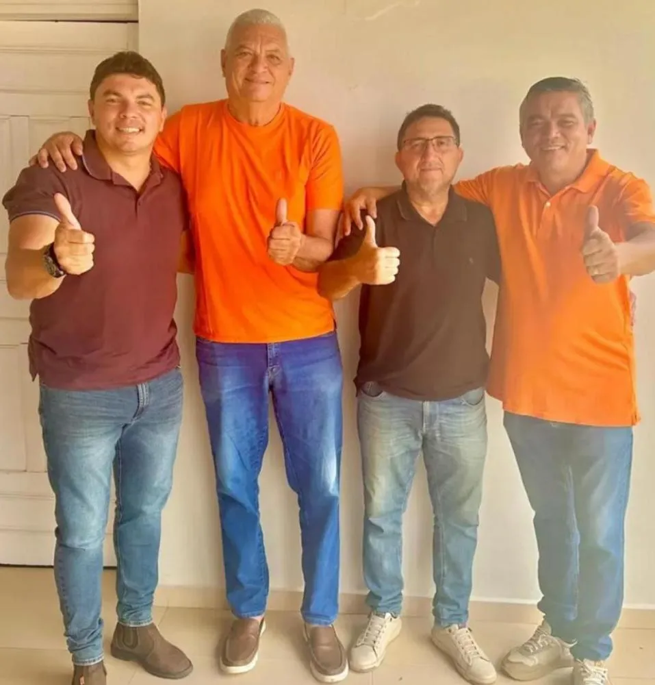 Na foto, parlamentar aparece ao lado do atual prefeito, Dr. George, do presidente da Câmara, Itamar Mendes e do médico Henrique Feitosa (Foto: Divulgação)