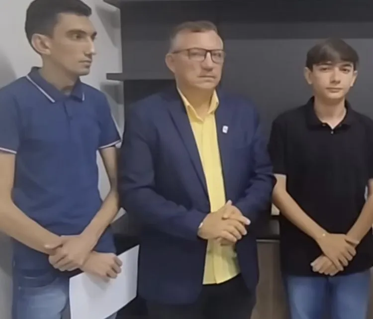Presidente da Câmara, vereador Riva, empossa concursados (Foto: Instagram)